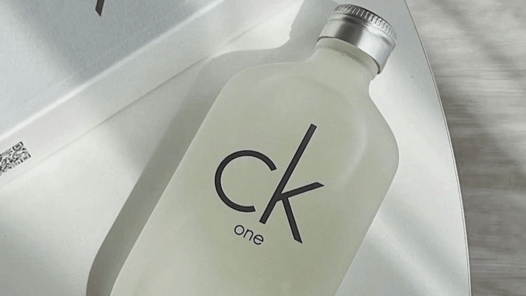 Calvin Klein CK One är en unisexparfym med fräscha citrusnoter, grönt te och mysk. Passar både män och kvinnor, perfekt för vardagligt bruk. Modern och minimalistisk flaska.