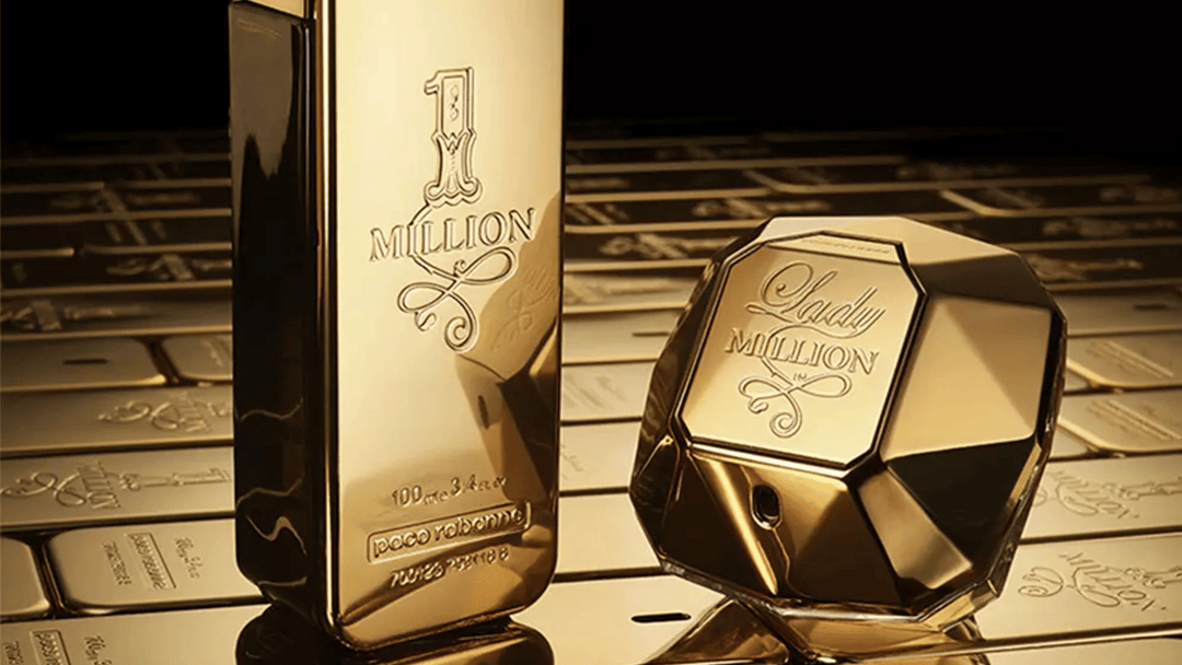 Paco Rabanne "1 Million" och "Lady Million" parfymer placerade på en bakgrund av guldtackor. Flaskornas eleganta och glänsande guldtoner symboliserar lyx och rikedom, och de unika designade flakongerna reflekterar ljuset på ett dramatiskt sätt.